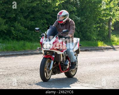 Stoke Goldington, Großbritannien - 11. Mai 2024: Mann fährt mit einem Honda CB 1300-Motorrad aus dem Jahr 2008 auf einer britischen Straße Stockfoto