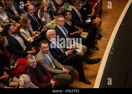 12. Mai 2024, Sachsen, Görlitz: Lukas Rietzschel (l-r), Autor, Frank-Walter Steinmeier, Bundespräsident, und Daniel Morgenroth, Direktor des Gerhart-Hauptmann-Theaters Zittau/Görlitz, sitzen in der ersten Reihe des Gerhart-Hauptmann-Theaters Görlitz-Zittau. Anlass ist der Besuch des Bundespräsidenten zum Stück „das vorbildliche Leben von Samuel W.“ im Gerhart-Hauptmann-Theater Görlitz. Foto: Paul Glaser/dpa Stockfoto