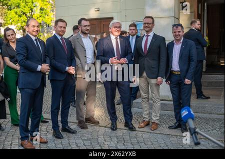 12. Mai 2024, Sachsen, Görlitz: Octavian Ursu (l-r), Oberbürgermeister von Görlitz, Michael Kretschmer, Ministerpräsident von Sachsen, Lukas Rietzschel, Autor, Frank-Walter Steinmeier, Bundespräsident, Daniel Morgenroth, Direktor des Gerhart-Hauptmann-Theaters Zittau/Görlitz, und Ingo Putz, Regisseur, stehen am Demiani-Platz. Anlass ist der Besuch des Bundespräsidenten zum Stück „das vorbildliche Leben von Samuel W.“ im Gerhart-Hauptmann-Theater Görlitz. Foto: Paul Glaser/dpa Stockfoto