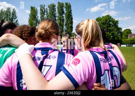 Crawley, Großbritannien. Mai 2024. Brit Saylor (8 Dulwich Hamlet) hält das Team vor dem Spiel während der London and South East Regional Womens Premier League zwischen AFC Crawley und Dulwich Hamlet beim Three Bridges FC. Quelle: Liam Asman/Alamy Live News Stockfoto