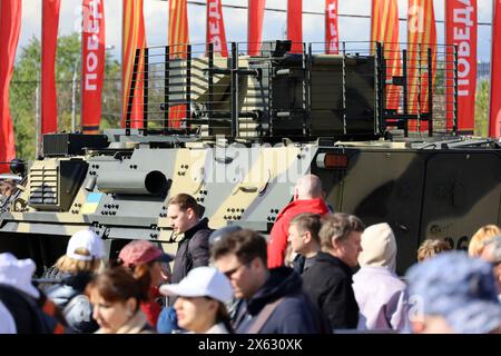 BTR-4, gepanzerter Träger der ukrainischen Produktion und Touristen auf der Ausstellung der militärischen Trophäen der russischen Armee auf dem Poklonnaja-Hügel Stockfoto