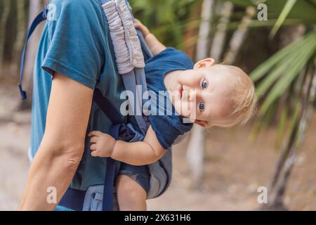 Papa und Sohn Touristen in Coba, Mexiko. Alte maya-Stadt in Mexiko. Coba ist ein archäologisches Gebiet und ein berühmtes Wahrzeichen der Halbinsel Yucatan. Bewölkt Stockfoto