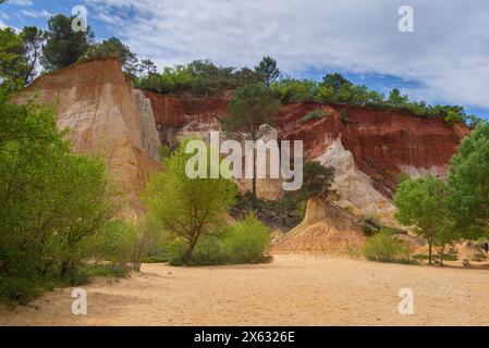 Weiße und rote Klippen im alten Steinbruch Ocker in colorado der provence im luberon in frankreich Stockfoto