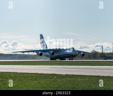 EIN 124, Antonov Aircraft, ist ein großes, strategisches Flugzeug mit viermotorigem Antrieb am Flughafen Tallinn Stockfoto