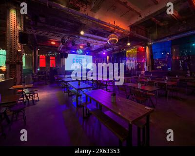 DJ auf der Bühne in einer leeren Bar auf Manchester's Freight Island. UK Stockfoto