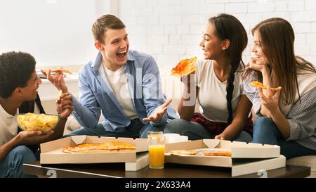 Eine Gruppe multirassischer Freunde genießt eine zwanglose Pizza-Party Stockfoto