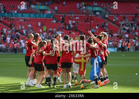 London, Großbritannien. Mai 2024. London, 12. Mai 2024: Das Team von Manchester United feiert am 12. Mai 2024 im Wembley Stadium, London, England, den ersten FA Cup während des Womens FA Cup Final-Spiels zwischen Manchester United und Tottenham Hotspur. (Pedro Soares/SPP) Credit: SPP Sport Press Photo. /Alamy Live News Stockfoto