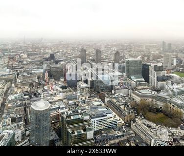 Blick von der Aussichtslounge von Horizon 22 an einem nassen, nebeligen Tag in London, die die gemischte Architektur der Stadt zeigt. Stockfoto