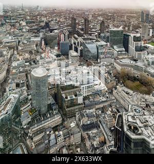 Blick auf das Zentrum von London vom Horizon 22-Gebäude aus, an einem nebeligen Wintertag. Stockfoto