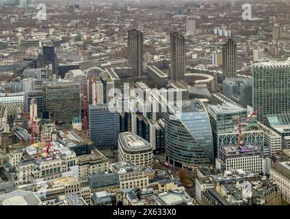 Blick von der Aussichtslounge von Horizon 22 an einem nassen, nebeligen Tag in London, die die gemischte Architektur der Stadt zeigt. Die reflektierenden Oberflächen des Gebäudes Stockfoto