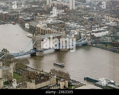 Erhöhter Blick vom Horizon 22 Building auf die Tower Bridge über die Themse. Stockfoto