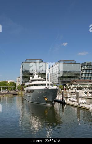 Washington DC, USA - 1. Mai 2024: Luxusyacht Constance liegt vor der Wharf-Anlage am Potomac River in Washington DC Stockfoto