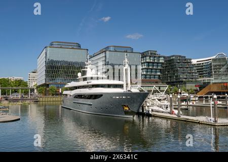 Washington DC, USA - 1. Mai 2024: Luxusyacht Constance liegt vor der Wharf-Anlage am Potomac River in Washington DC Stockfoto