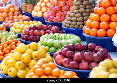 Verschiedene Arten von frischem Obst finden Sie ordentlich im Supermarkt. Apfel, Orange, Ananas, Zitrone, Kiwi, Birnen Stockfoto