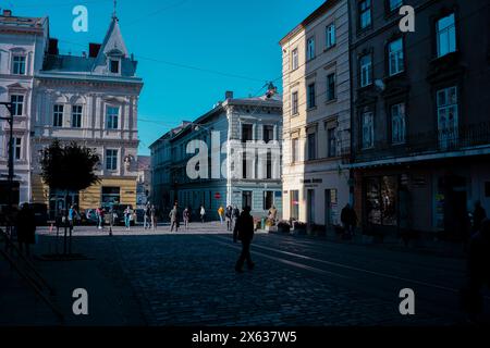 Mann, der über die Straße in Lemberg in der Ukraine läuft Stockfoto