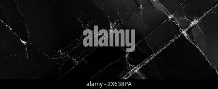 Schwarzer Hintergrund mit alter Papierstruktur. Gefaltetes, zerkratztes abstraktes Poster. Monochromer Panoramablick. Makroaufnahme dunkler Kartondefekte Stockfoto