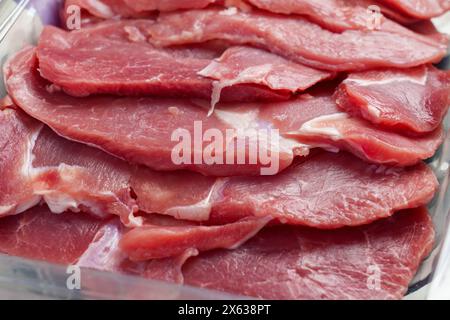 Rohe Bio-truthahnschenkel aus nächster Nähe. Frisches Geflügelfleischfilets in Supermarkt-Plastikverpackung Nahaufnahme Stockfoto