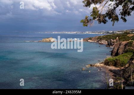 Blick vom Restaurant Baths of Aphrodite in Richtung Aphrodite's Beach mit Latchi und Polis in der Ferne, Westzypern. Stockfoto