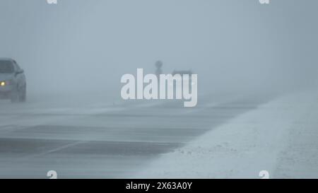 Autos auf der Winterstraße beim Schneesturm Stockfoto