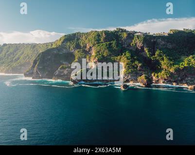 Panoramalandschaft mit malerischer Küste und Meer mit Sonnenschein in Indonesien. Luftaufnahme. Stockfoto