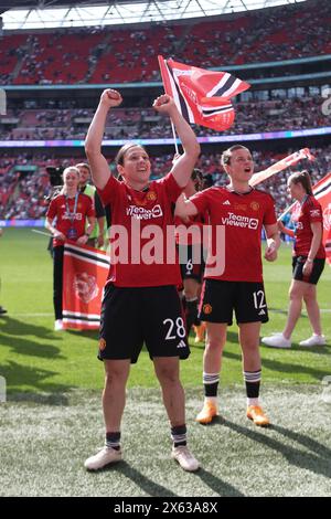 London, Großbritannien. Mai 2024. London, 12. Mai 2024: Rachel Williams (28 Manchester United) feiert mit den Fans beim Finale des Womens FA Cup zwischen Manchester United und Tottenham Hotspur im Wembley Stadium, London, England am 12. Mai 2024 (Pedro Soares/SPP) Credit: SPP Sport Press Photo. /Alamy Live News Stockfoto