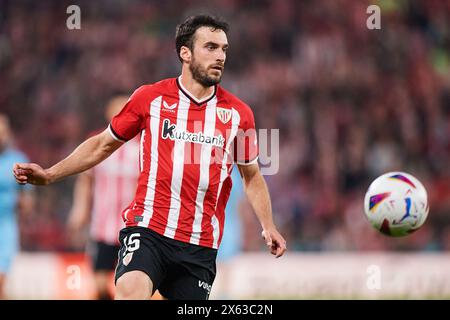 Inigo Lekue vom Athletic Club mit dem Ball beim LaLiga EA Sports Match zwischen Athletic Club und CA Osasuna im San Mames Stadium am 11. Mai 2024 Stockfoto