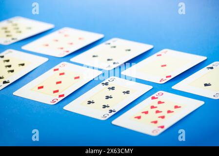 Spielkarten isoliert auf blauem Hintergrund. Glücksspiel. Stockfoto