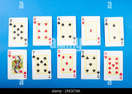 Spielkarten isoliert auf blauem Hintergrund. Glücksspiel. Stockfoto