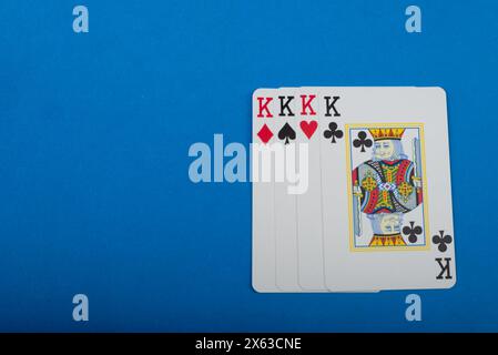 Spielkarte für Poker und Glücksspiel, vier Könige. Isoliert auf blauem Hintergrund. Stockfoto