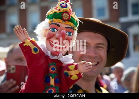 London, Großbritannien. 12. Mai 2024. Marionetten, Puppenspieler und Zuschauer haben sich in Covent Garden zum jährlichen Puppenfestival zu Ehren von Mr. Punch's 362. Geburtstag versammelt. Quelle: Kiki Streitberger/Alamy Live News Stockfoto