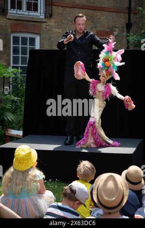 London, Großbritannien. 12. Mai 2024. Marionetten, Puppenspieler und Zuschauer haben sich in Covent Garden zum jährlichen Puppenfestival zu Ehren von Mr. Punch's 362. Geburtstag versammelt. Quelle: Kiki Streitberger/Alamy Live News Stockfoto