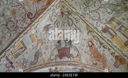 Jesus sitzt auf dem Regenbogen beim Jüngsten Gericht, ein mittelalterliches Fresko in der Kirche Skarhults, Eslöv, Schweden, 7. Mai 2024 Stockfoto