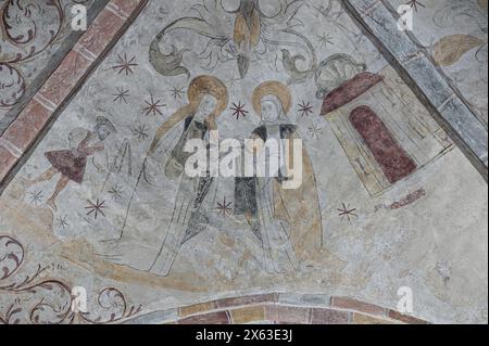 Die Besichtigung, Jungfrau Maria besucht Elisabeth, ein altes Wandgemälde in der Skarhults Kirche, Eslöv, Schweden, 7. Mai 2024 Stockfoto