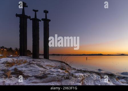 Sverd i fjell - Schwerter in den Bergen - Denkmal am gefrorenen Hafrsfjord Stockfoto