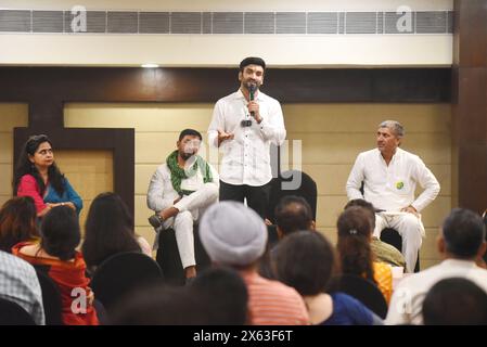 GURUGRAM, INDIEN – 12. MAI: Jannayak Janta Party (JJP) Gurugram Lok Sabha Sitzkandidat, Rapper Rahul Yadav 'Fazilpuria' spricht Mitglieder der RWA aus verschiedenen Wohngesellschaften an und appellierte an seine Stimme bei der Wahl von Lok Sabha in der Old Delhi Road am 12. Mai 2024 in Gurugram, Indien. (Foto: Parveen Kumar/Hindustan Times/SIPA USA) Credit: SIPA USA/Alamy Live News Stockfoto