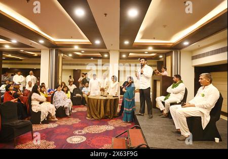 GURUGRAM, INDIEN – 12. MAI: Jannayak Janta Party (JJP) Gurugram Lok Sabha Sitzkandidat, Rapper Rahul Yadav 'Fazilpuria' spricht Mitglieder der RWA aus verschiedenen Wohngesellschaften an und appellierte an seine Stimme bei der Wahl von Lok Sabha in der Old Delhi Road am 12. Mai 2024 in Gurugram, Indien. (Foto: Parveen Kumar/Hindustan Times/SIPA USA) Credit: SIPA USA/Alamy Live News Stockfoto