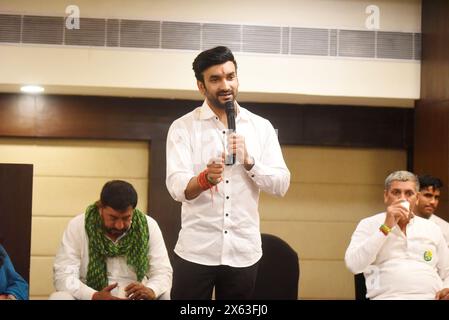 GURUGRAM, INDIEN – 12. MAI: Jannayak Janta Party (JJP) Gurugram Lok Sabha Sitzkandidat, Rapper Rahul Yadav 'Fazilpuria' spricht Mitglieder der RWA aus verschiedenen Wohngesellschaften an und appellierte an seine Stimme bei der Wahl von Lok Sabha in der Old Delhi Road am 12. Mai 2024 in Gurugram, Indien. (Foto: Parveen Kumar/Hindustan Times/SIPA USA) Credit: SIPA USA/Alamy Live News Stockfoto