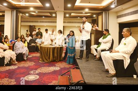GURUGRAM, INDIEN – 12. MAI: Jannayak Janta Party (JJP) Gurugram Lok Sabha Sitzkandidat, Rapper Rahul Yadav 'Fazilpuria' spricht Mitglieder der RWA aus verschiedenen Wohngesellschaften an und appellierte an seine Stimme bei der Wahl von Lok Sabha in der Old Delhi Road am 12. Mai 2024 in Gurugram, Indien. (Foto: Parveen Kumar/Hindustan Times/SIPA USA) Credit: SIPA USA/Alamy Live News Stockfoto