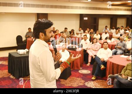GURUGRAM, INDIEN – 12. MAI: Jannayak Janta Party (JJP) Gurugram Lok Sabha Sitzkandidat, Rapper Rahul Yadav 'Fazilpuria' spricht Mitglieder der RWA aus verschiedenen Wohngesellschaften an und appellierte an seine Stimme bei der Wahl von Lok Sabha in der Old Delhi Road am 12. Mai 2024 in Gurugram, Indien. (Foto: Parveen Kumar/Hindustan Times/SIPA USA) Credit: SIPA USA/Alamy Live News Stockfoto