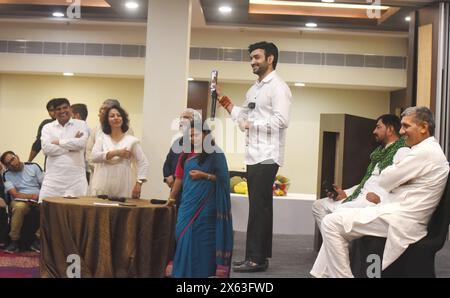 GURUGRAM, INDIEN – 12. MAI: Jannayak Janta Party (JJP) Gurugram Lok Sabha Sitzkandidat, Rapper Rahul Yadav 'Fazilpuria' spricht Mitglieder der RWA aus verschiedenen Wohngesellschaften an und appellierte an seine Stimme bei der Wahl von Lok Sabha in der Old Delhi Road am 12. Mai 2024 in Gurugram, Indien. (Foto: Parveen Kumar/Hindustan Times/SIPA USA) Credit: SIPA USA/Alamy Live News Stockfoto