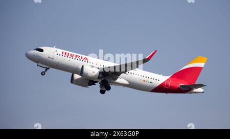 SPANIEN, BARCELONA - 8. AUGUST 2023: Das Flugzeug des Iberia Airbus A320 startet in Barcelona Stockfoto