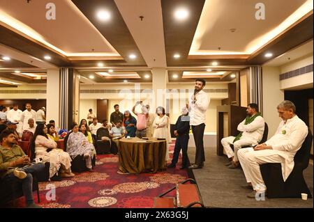 GURUGRAM, INDIEN – 12. MAI: Jannayak Janta Party (JJP) Gurugram Lok Sabha Sitzkandidat, Rapper Rahul Yadav 'Fazilpuria' spricht Mitglieder der RWA aus verschiedenen Wohngesellschaften an und appellierte an seine Stimme bei der Wahl von Lok Sabha in der Old Delhi Road am 12. Mai 2024 in Gurugram, Indien. (Foto: Parveen Kumar/Hindustan Times/SIPA USA) Credit: SIPA USA/Alamy Live News Stockfoto