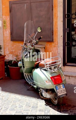 Piaggio Vespa 250 GTV Motorroller in einer ruhigen Seitenstraße des italienischen Hafens Civitavecchia, im Besitz eines klug gekleideten Geschäftsmannes. Stockfoto