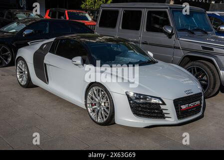 ISTANBUL, TÜRKEI - 13. MAI 2024: Audi R8 im Showroom. Stockfoto