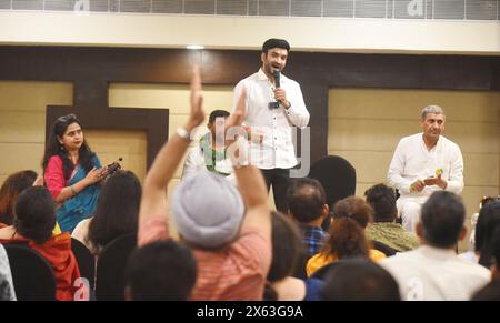 GURUGRAM, INDIEN – 12. MAI: Jannayak Janta Party (JJP) Gurugram Lok Sabha Sitzkandidat, Rapper Rahul Yadav 'Fazilpuria' spricht Mitglieder der RWA aus verschiedenen Wohngesellschaften an und appellierte an seine Stimme bei der Wahl von Lok Sabha in der Old Delhi Road am 12. Mai 2024 in Gurugram, Indien. (Foto: Parveen Kumar/Hindustan Times/SIPA USA) Credit: SIPA USA/Alamy Live News Stockfoto