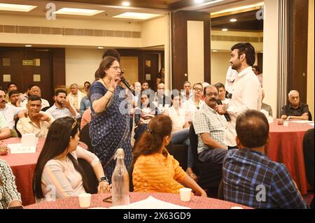 GURUGRAM, INDIEN – 12. MAI: Jannayak Janta Party (JJP) Gurugram Lok Sabha Sitzkandidat, Rapper Rahul Yadav 'Fazilpuria' spricht Mitglieder der RWA aus verschiedenen Wohngesellschaften an und appellierte an seine Stimme bei der Wahl von Lok Sabha in der Old Delhi Road am 12. Mai 2024 in Gurugram, Indien. (Foto: Parveen Kumar/Hindustan Times/SIPA USA) Credit: SIPA USA/Alamy Live News Stockfoto