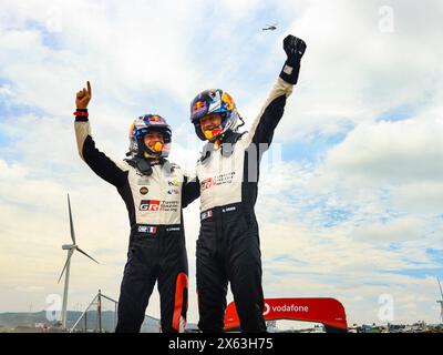 Porto, Portugal. Mai 2024. Fahrer Sebastien Ogier und Co-Pilot Vincent Landais feiern das letzte Podium der Power Stage in Fafe, während der FIA-Rallye-Weltmeisterschaft WRC Vodafone Rally de Portugal 2024 12. Mai, Porto Portugal Credit: Independent Photo Agency/Alamy Live News Stockfoto