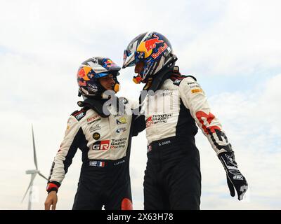 Porto, Portugal. Mai 2024. Fahrer Sebastien Ogier und Co-Pilot Vincent Landais feiern das letzte Podium der Power Stage in Fafe, während der FIA-Rallye-Weltmeisterschaft WRC Vodafone Rally de Portugal 2024 12. Mai, Porto Portugal Credit: Independent Photo Agency/Alamy Live News Stockfoto