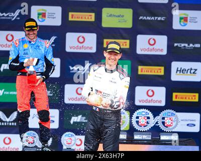 Porto, Portugal. Mai 2024. Fahrer Sebastien Ogier und Co-Pilot Vincent Landais feiern das letzte Podium der Power Stage in Fafe, während der FIA-Rallye-Weltmeisterschaft WRC Vodafone Rally de Portugal 2024 12. Mai, Porto Portugal Credit: Independent Photo Agency/Alamy Live News Stockfoto