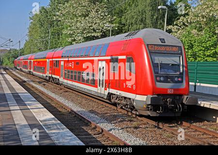 Bahnbetrieb in Ballungsräumen ein Regionalexpress der durchquert zwischen seinen Zielorten das Ruhrgebiet bei Essen Gelsenkirchen Nordrhein-Westfalen Deutschland Rotthausen *** Bahnbetrieb in Ballungsräumen Ein Regionalexpress, der das Ruhrgebiet zwischen seinen Zielen nahe Essen Gelsenkirchen Nordrhein-Westfalen Deutschland Rotthausen durchquert Stockfoto